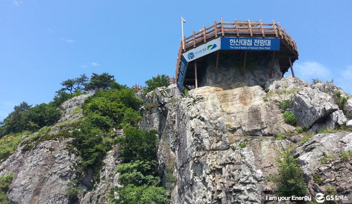 미륵산에 오르기 전 바라본 ‘한산대첩 전망대’