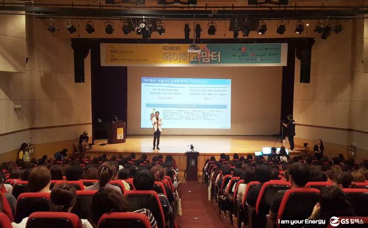 민성원 소장이 무대에서 이야기를 하고 있다