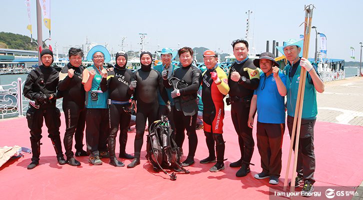 바다 청소를 담당한 스킨스쿠버 동호 회원의 모습