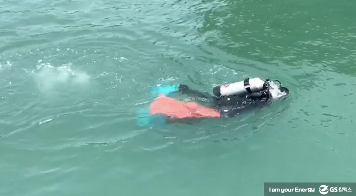 바다 속 쓰레기를 육지로 전달하는 모습