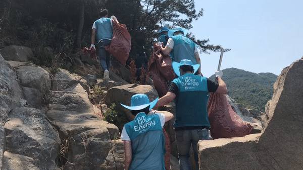 자루를 들고 가는 사람들