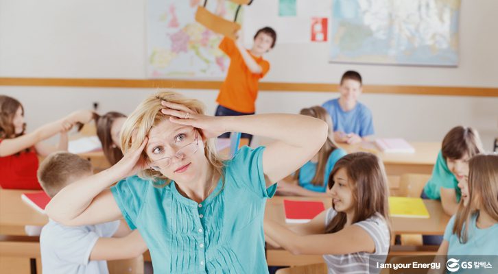 천방지축 아이들 사이에서 머리를 싸맨 선생님의 모습