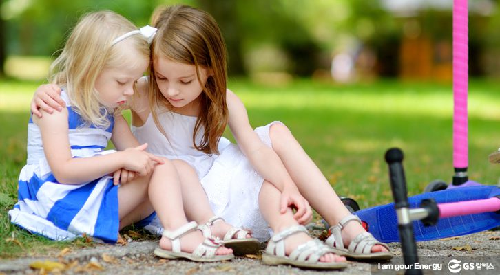 친구를 위로하는 아이의 모습