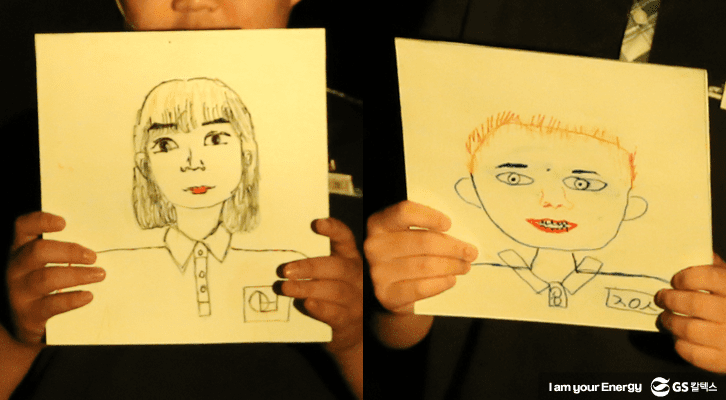 마음톡톡에 참여한 아이들이 자신의 그림 작품을 들고 서 있다 2