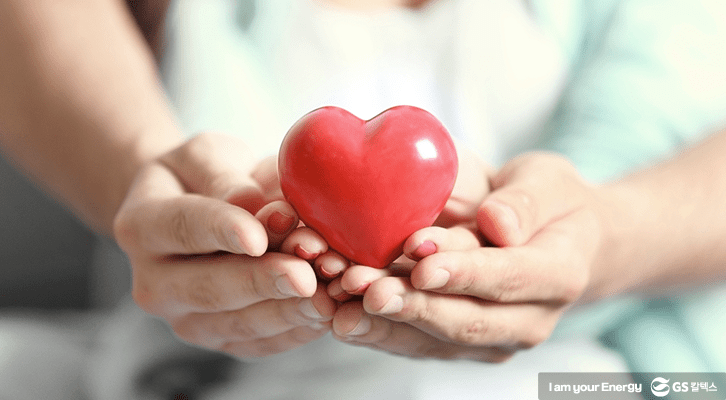 빨간 하트를 양손으로 받치고 있는 모습