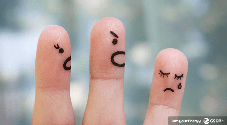 아이를 다그치는 부모님의 모습