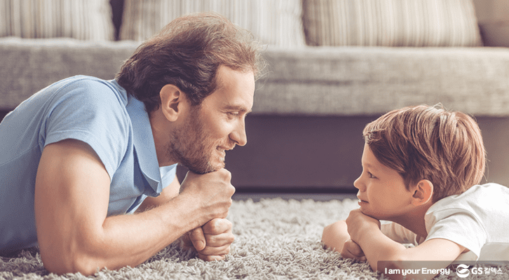 서로 마주보고 있는 아이와 아버지의 모습
