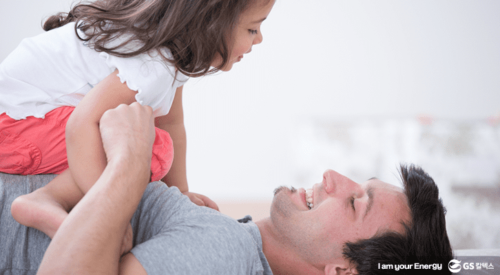 딸과 놀아주고 있는 아버지의 모습