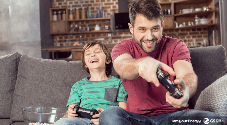 아들과 게임을 하고 있는 아버지의 모습