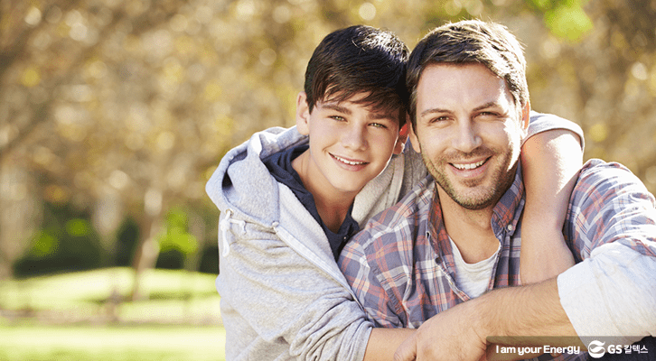 친밀한 아버지와 아들의 모습