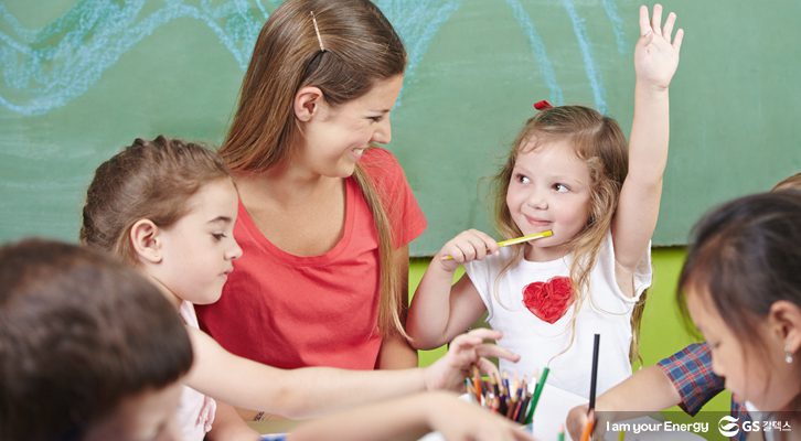 아이들과 선생님이 미술활동에 참여하고 있다