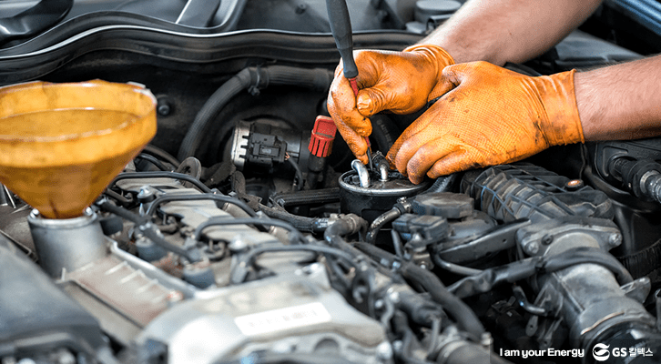 엔진을 정비하고 있는 정비사의 손 모습