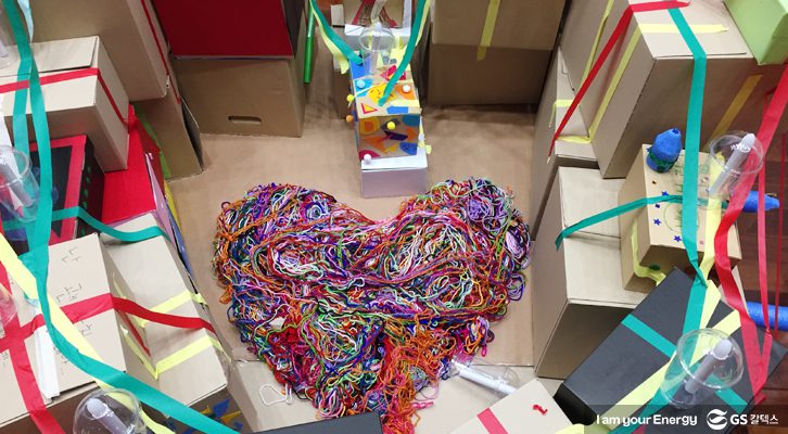 아이들이 만든 박스 조형물 속에 커다란 하트가 만들어져 있다