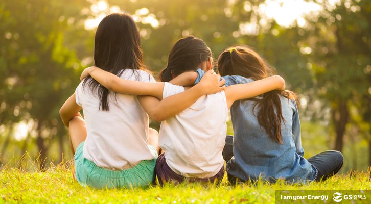 아이들이 어깨동무를 하고 있다