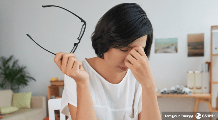 고민하고 있는 부모님의 모습