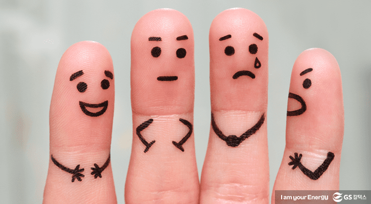 아이들의 다양한 모습이 손가락에 그려져 있다