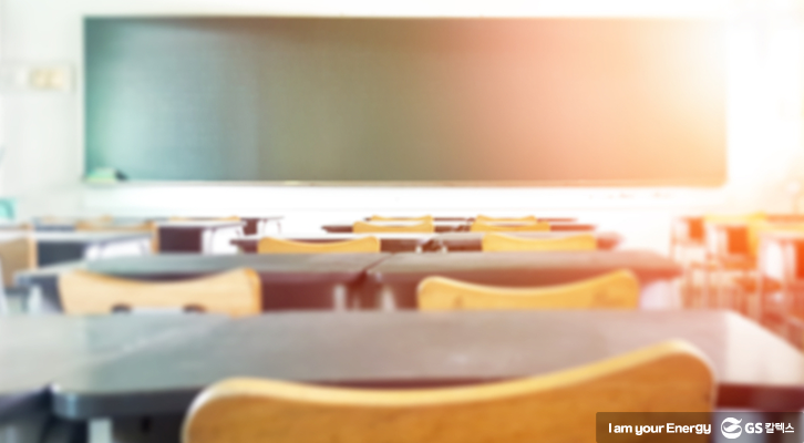 햇빛이 들어오는 교실의 모습이다