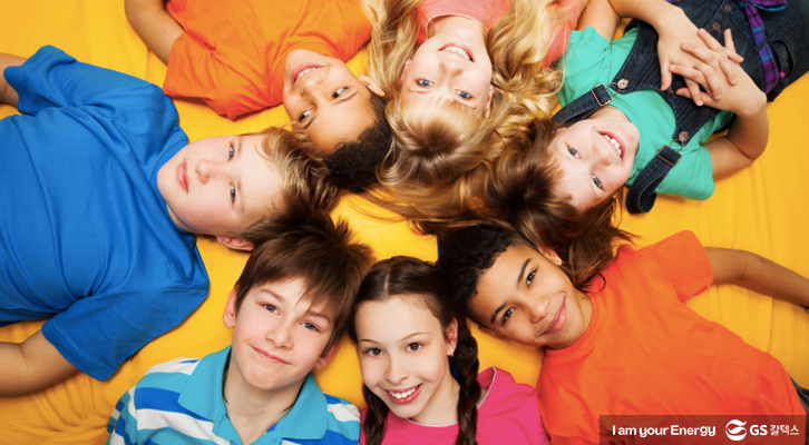 한 데 모여 웃고있는 아이들