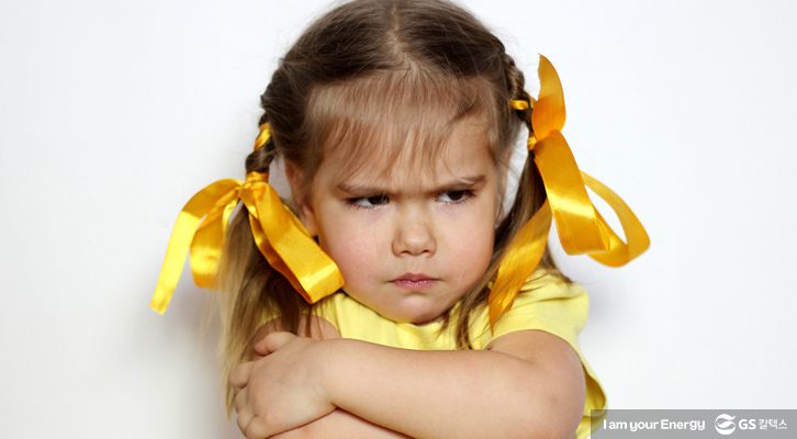 팔짱을 끼고 화난표정의 여자아이