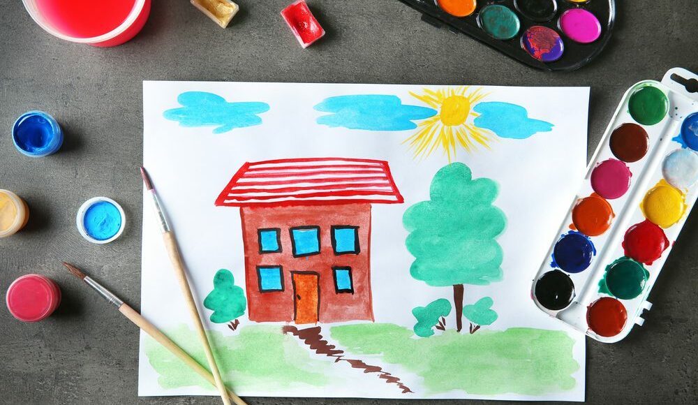 아이가 그린 그림과 미술도구가 보이는 사진