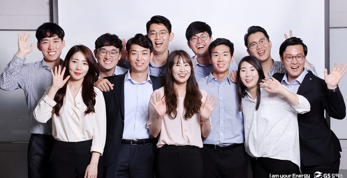 2018 상반기 신입사원 11인들이 정면을 바라보며 웃는 모습