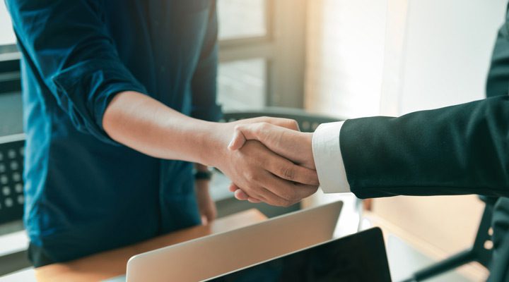 두 사람이 악수를 하고 있는 모습