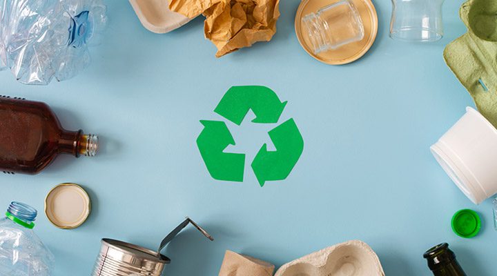 재활용 로고와 쓰레기, 페트병들이 나열되어 있는 모습