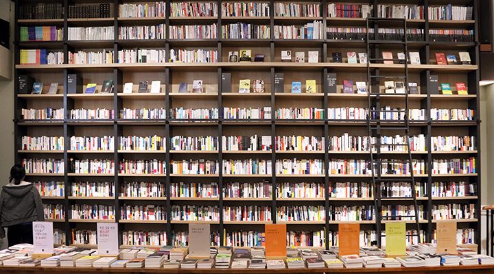 이색 서점의 책장이 가득 찬 모습
