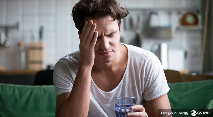 숙취로 머리가 아픈 사람