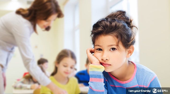 쭈뼛거리는 아이