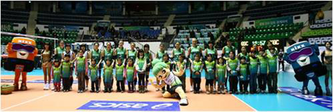 gs칼텍스 배구단 선수들과 마스코트, 아이들이 있는 사진