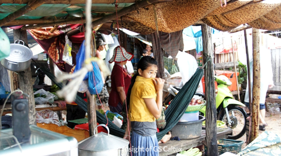 1108220206 캄보디아 시장에서 만난 어린이의 모습