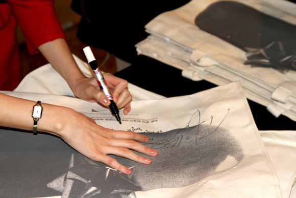 05_a 기념품에 사인하는 참여 연예인