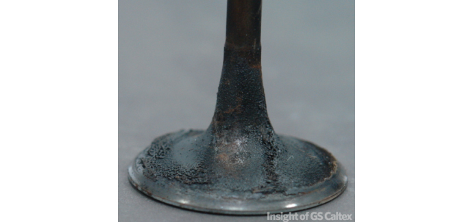 03 100시간 운전 후 흡기밸브를 분해한 사진. 사진에서 검정색으로 보이는 부분이 모두 퇴적물입니다