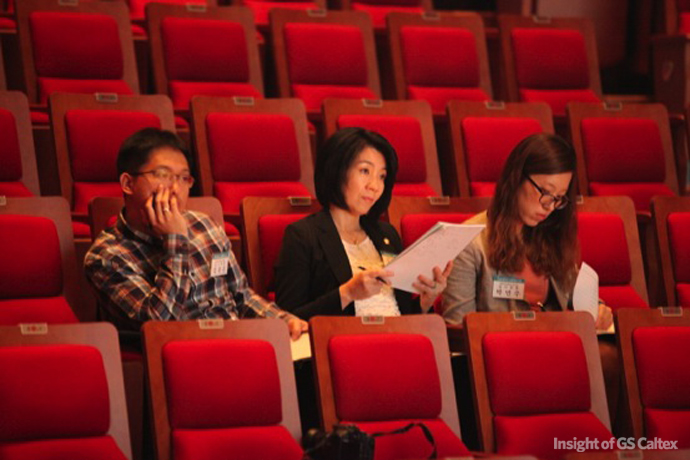 3 심사위원 : (좌측부터) 고뇌하는 쫑과장, 심사위원장 여수시의회 김유화의원, 그리고 회사 엑스포/방문객 담당 민주씨