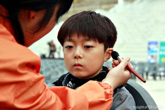 6 이건도 어린이가 무대에 오르기 전 분장을 하고 있습니다^^