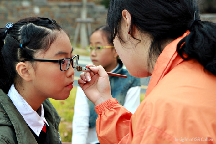 8 무대에 오르기 직전 분장을 가다듬고 있습니다.