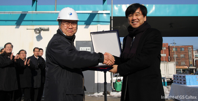 01 안전을 위해 항상 힘써주시는 분들께 정원헌 전무(수도권소매사업부문장)가 감사패도 전달했습니다.