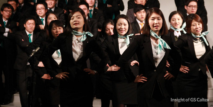 신입사원들이 소녀시대 ‘Gee’를 개사해 흥겨운 율동을 선보이고 있습니다.