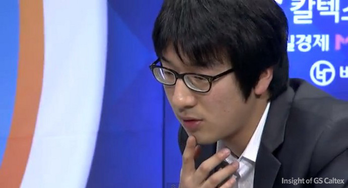 03 한 수 한 수, 신중을 기하여 생각하는 박영훈 9단의 모습입니다.