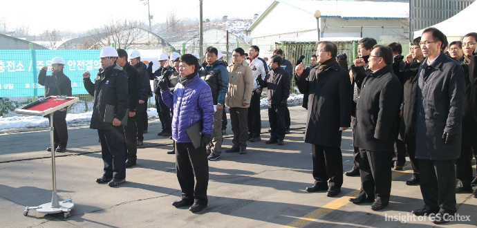 결의대회 많은 분들이 자리에 참석하여 안전의 중요성을 되새겼습니다.