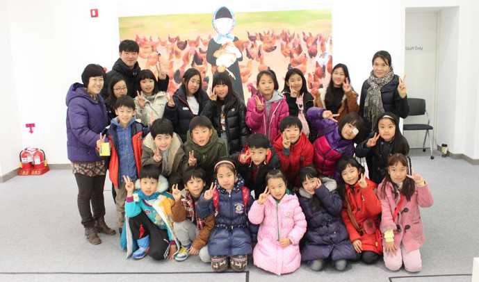 예울마루2 즐거운 전시회 관람 이 후 해맑게 웃고 있는 아이들 C-: