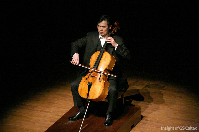 예울마루,양성원 첼리스트 양성원이 바흐 무반주 모음곡을 연주하는 모습