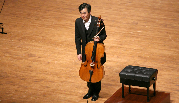 예울마루,양성원3 양성원이 연주 후 관객들에게 인사하는 모습