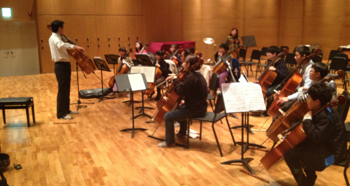 예울마루,양성원4 양성원 교수가 마스터클래스를 진행하고 있는 모습