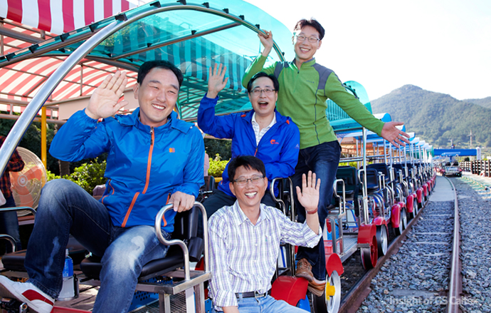 4 팀원들의 모습이 마냥 밝아보이네요 C-: