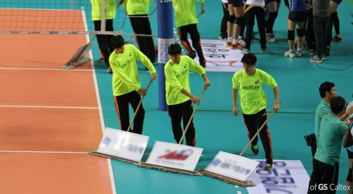 챔피언결정전 쉬는시간 코트를 정비하는 관리자