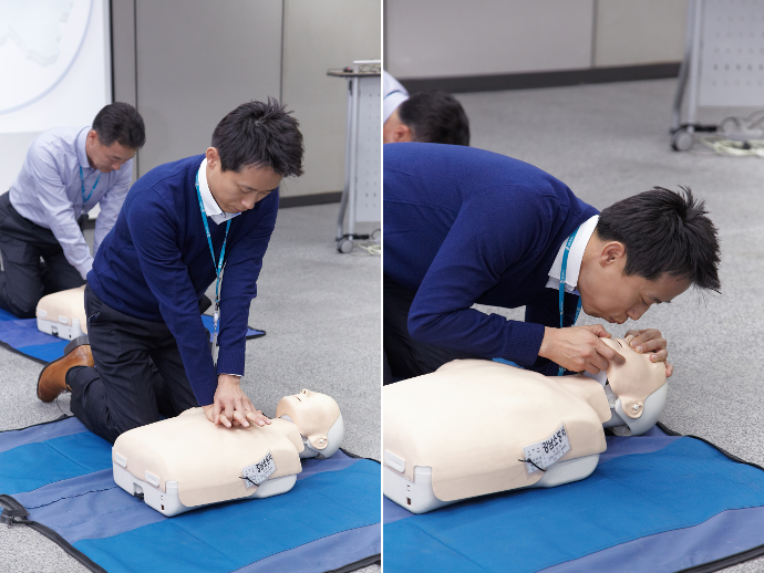 응급처치 모형을 상대로 실습하며 생명을 살리는 소중한 지식과 정보를 몸소 체험하고 계신 모습!